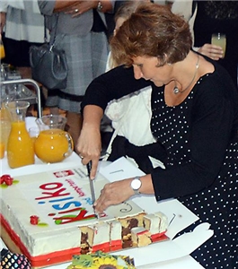 Annett Rönnau schneidet die Kisiko-Torte an. Foto: privat Zehn Jahre Kisiko