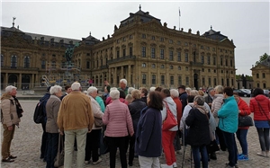 Die Fuldaer Reisegruppe mit ihrem Stadtführer an der Würzburger Residenz