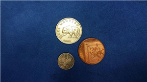 Auf einem blauen Stoff leigen verschiedene Münzen.