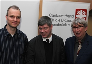 Gruppenbild Caritas-Migrationsreferent Ludger Haukap, Stefan Keßler vom Brüssler Jesuitenflüchtlingsdienst und der Osnabrücker Caritas-Vorsitzende Diakon Dr. Gerrit Schulte ( von links) 