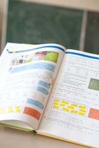 Foerderschule Aufgeschlagenes Mathematikbuch