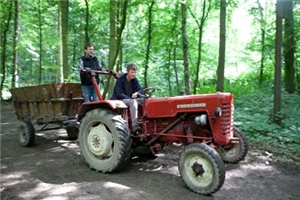 Haus Nazareth Leverkusen Ein Mitarbeiter und ein Jugendlicher bei der Garten- und Landschaftspflege