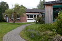 Heilpädagogisches Kinderdorf Biesfeld Blick auf das Gebäude von zwei Therapeutischen Intensivgruppen