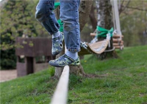 Heilpaedagogisches_Kinderdorf_Biesfeld Zwei Beine balancieren auf einem Niedrigseil