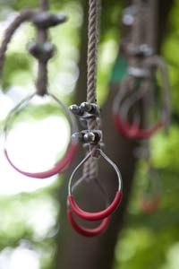 Heilpaedagogisches_Kinderdorf_Biesfeld Drei Turnringe in Großaufnahme