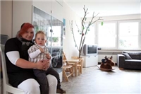 Haus_Nazareth_Leverkusen Eine Mutter hat ihren Jungen, der sich sichtlich wohlfühlt, auf dem Schoß