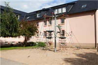 Haus Nazareth Leverkusen Ein Klettergerüst auf einem Sandspielplatz
