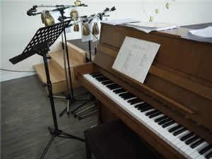 Instrumente - Klavier Ein braunes Klavier