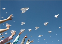 Stiftung Die Gute Hand Papierflieger vor blauem Himmel