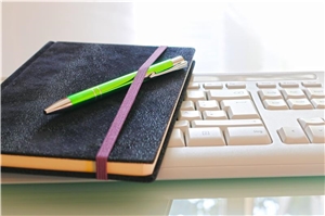 PC-Tastatur mit Notizbuch