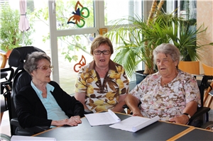 Ehrenamtliche Mitarbeiterinnen singen mit Bewohnern. Ehrenamtliche Mitarbeiterinnen singen mit Bewohnern.