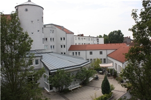Das Gebäude des Caritas-Altenzentrums Heilig Geist in Frankenthal mit seinem Innenhof Caritas-Altenzentrum Heilig Geist, Gebäude, Innenhof