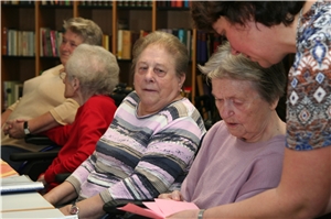 Bewohner treffen sich in der Bibliothek des Altenzentrums.