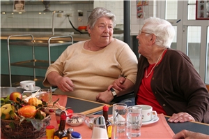 Zwei Frauen beim Mittagstisch Zwei Frauen beim Mittagstisch