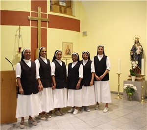 Gruppenbild mit den indischen Ordensschwestern in der Kapelle des Caritas-Altenzentrums Heilig Geist.