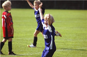 Kinder beim Fußball spielen