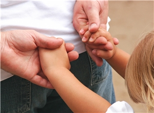 Soziales Engagement Erwachsener- und Kinderhand