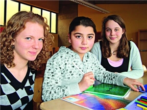 Drei junge Schülerinnen bei den Hausaufgaben