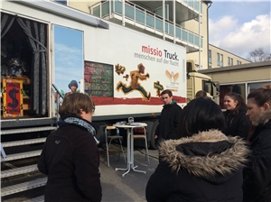 Missio-Truck 1 Schüler/innen vor dem missio-Truck