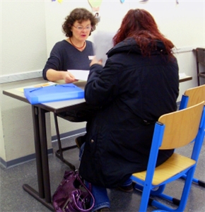 Infogespräch Zwei Frauen sitzen zum Gespräch am Tisch