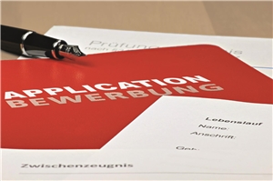 Bewerbung/Application Rote Bewerbungsmappe mit weißer Schrift sowie Application darüber