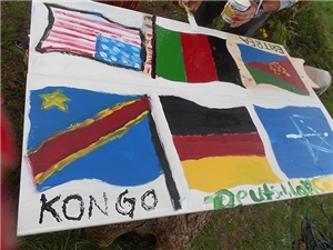 Auf einer großen Unterlage sind verschiedene Flaggen gemalt.