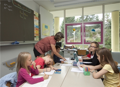 Schule Kinder an einem Tisch beim Lernen