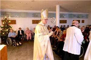Der Bischof in der Kapelle. Bischofsbesuch 1
