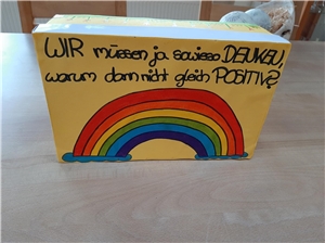 Kinder malen Botschaften, die zum positiven Denken anregen Kinder malen Botschaften, die zum positiven Denken anregen
