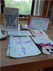 Kinder malten Hasen, Schmetterlinge und Mickey Mouse Kinder malten Hasen, Schmetterlinge und Mickey Mouse
