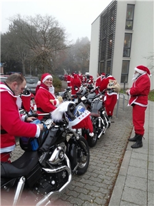 Motorradfahrer im Nikolauskostüm kommen zu Besuch ins Katholische Altenzentrum Landau Nikoläuse auf Harleys