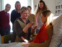Schüler der Caritas-Fachschule für Altenpflege werden im praktischen Teil der Pflege geschult. Schüler der Caritas-Fachschule für Altenpflege werden im praktischen Teil der Pflege geschult.