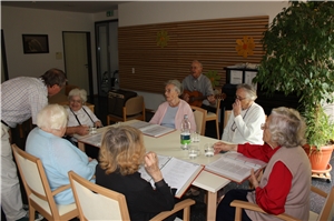 Bewohner treffen sich jede Woche zum wöchentlichen Singkreis. Bewohner treffen sich jede Woche zum wöchentlichen Singkreis.