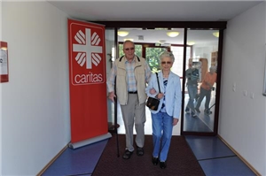 Das Flammenkreuz als Logo der Caritas hängt im Eingangsbereich einer Einrichtung der Caritas. Das Flammenkreuz als Logo der Caritas hängt im Eingangsbereich einer Einrichtung der Caritas.