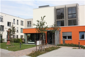 Das Katholische Altenzentrum Landau mit seinem Haupteingang. Startseite