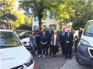 Anna-Leonie und Dieter Weyland-Caritas-Stiftung Eine Gruppe Menschen steht neben neuen Fahrzeugen des Caritasverbands Worms