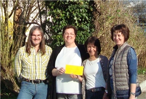 Gruppenbild mit Spendenscheck