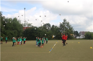 Kinder spielen Fußball