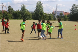 Fußballtag 2 Kinder spielen Fußball