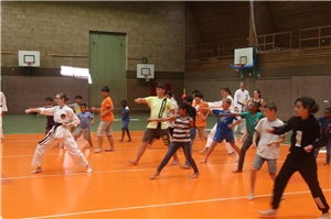 Karate 01 Kinder in Karateposition in einer Turnhalle