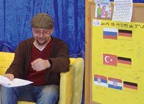Sandor Klaus Odor Mann liest auf Sofa