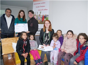 Spende deutsches Kinderhilfswerk Gruppenbild mit Spendencheck