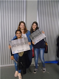 VfB Volleyball Spiel02 drei Frauen mit Plakaten