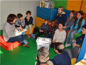 Kinderstiftung Bodensee - Spende Hyundai Lesewelt 04 Frau liest Kindern vor