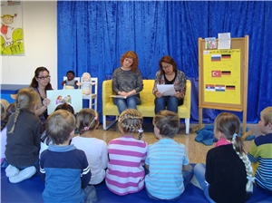 Vorlesen_15_1 Kinder bekommen von zwei Erwachsenen vorgelesen