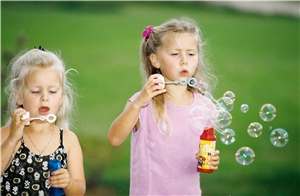 Zwei Kinder machen Seifenblasen