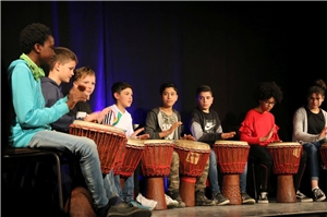 Musizieren 01 Kinder beim Trommeln