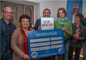 Leuchttürme Oberschwabens 3 Gruppenbild mit Spendenscheck