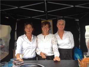 Sektstand Drei Damen hinter Tresen