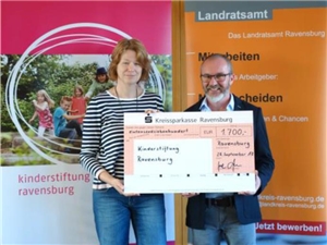 Spende-Landratsamt Zwei Personen mit Spendencheck